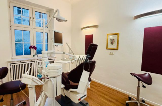 zahnaerztin-sayeh-daei-rezaee-behandlungsraum-koeln-riehl-1